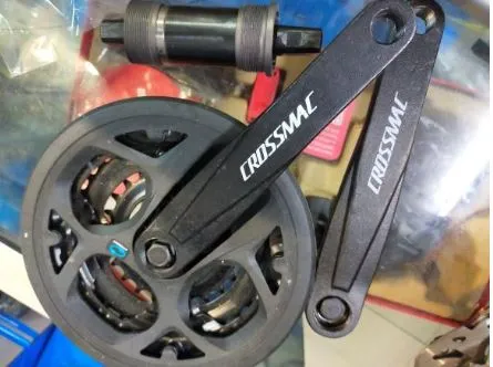 CROSSMAC MTB CRANKSET (TRIPPLE CHAINRING) COMES READY WITH BB TOGETHER - TAKEN OUT FROM NEW BIKE