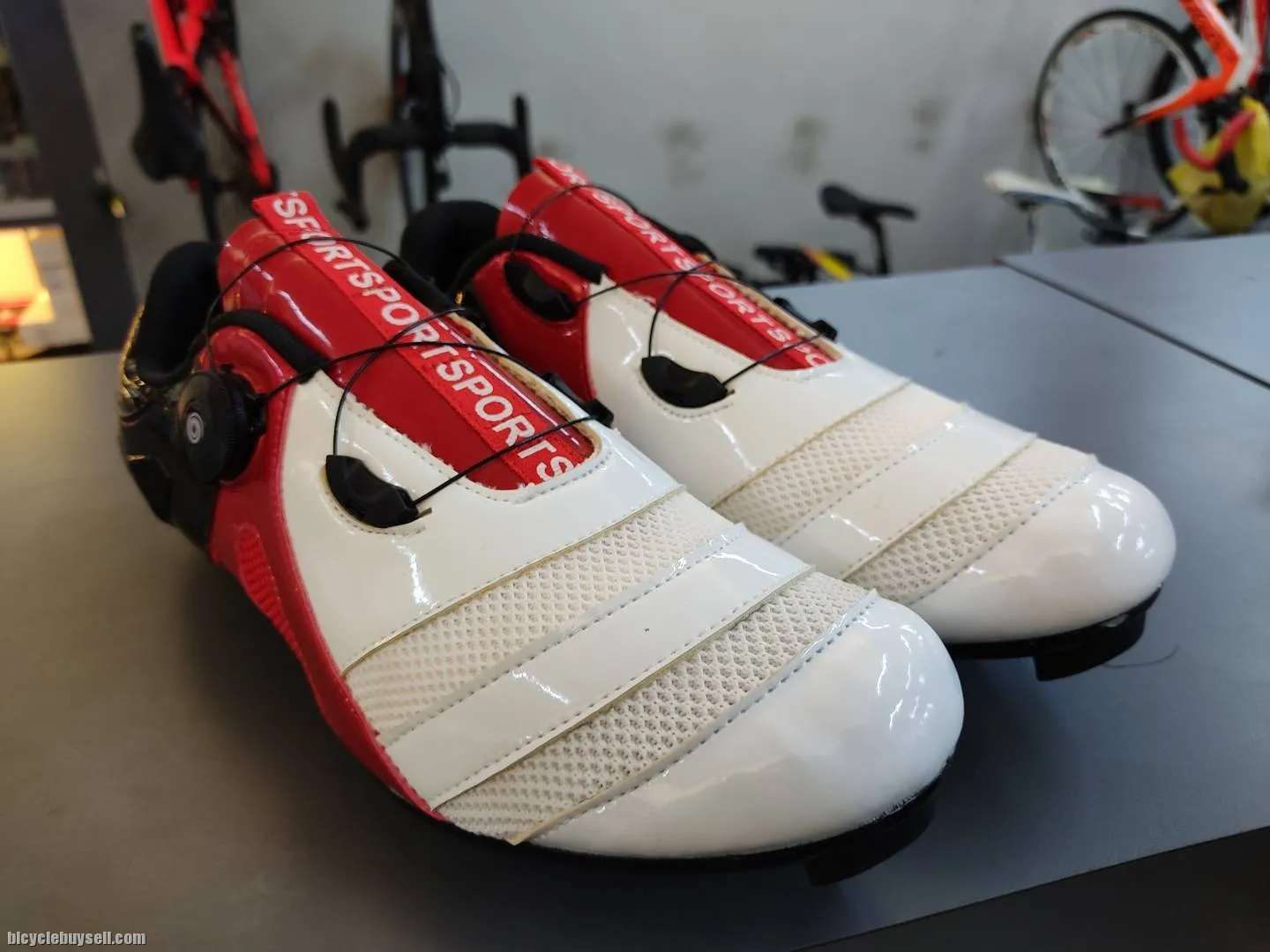 SPEED ROAD AND MOUNTAIN BIKE CYCLING SHOES