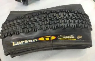 MAXXIS TT LARSEN 26X1.9 KEVLAR FOLDABLE TIRE RIDEN AT HOUSE TAMAN 1 RIDE ONLY JUST LIKE NEW