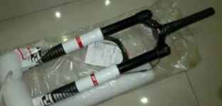 DT SWISS 26ER CARBON CROWN N CARBON STEERER FORK (TAKEN OUT FROM .NEW BIKE)