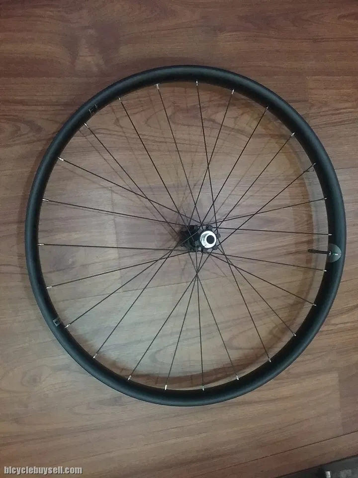 Vuelta Hyperlite Boost 27.5 Plus tubeless ready