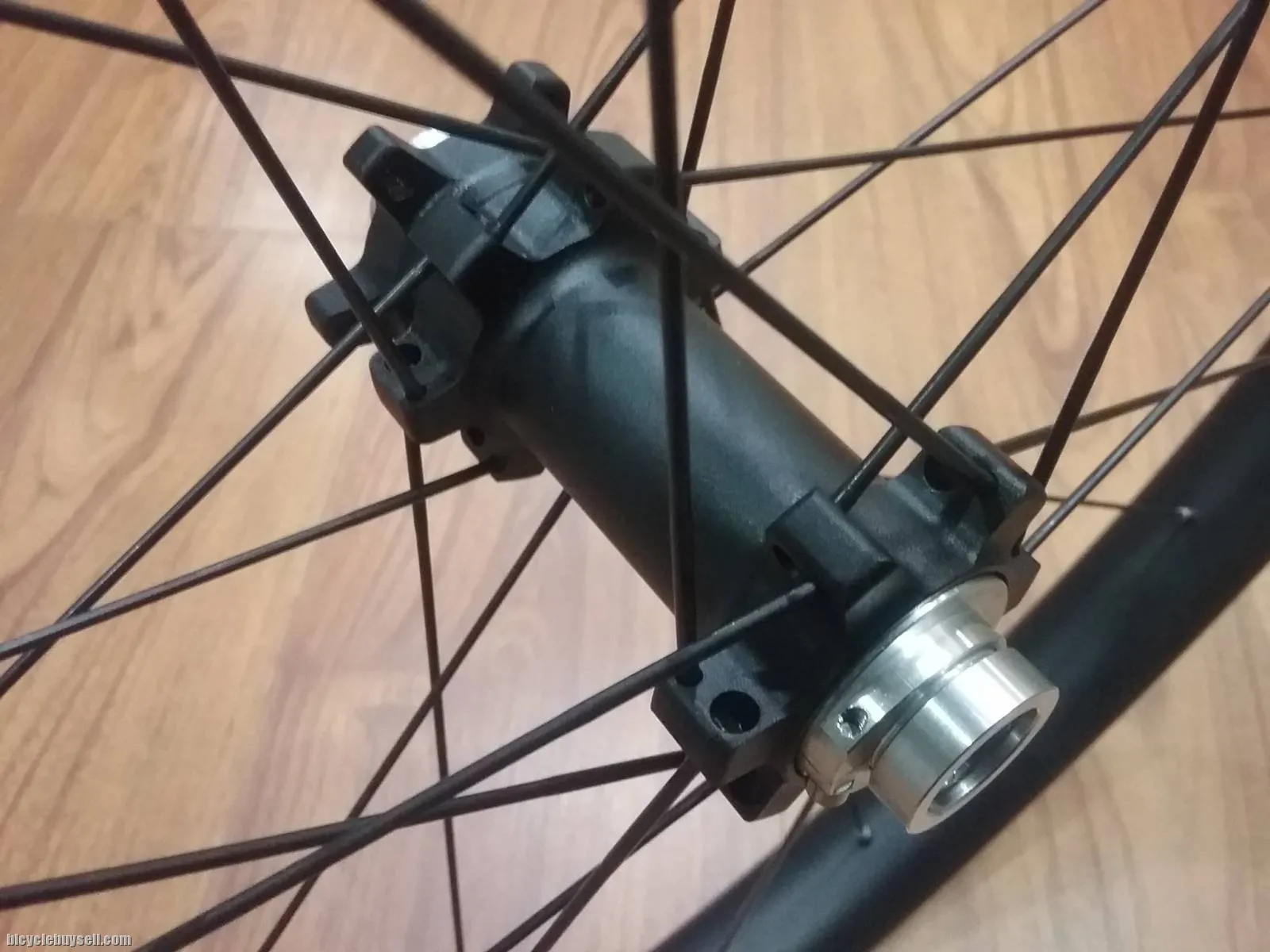 Vuelta Hyperlite Boost 27.5 Plus tubeless ready