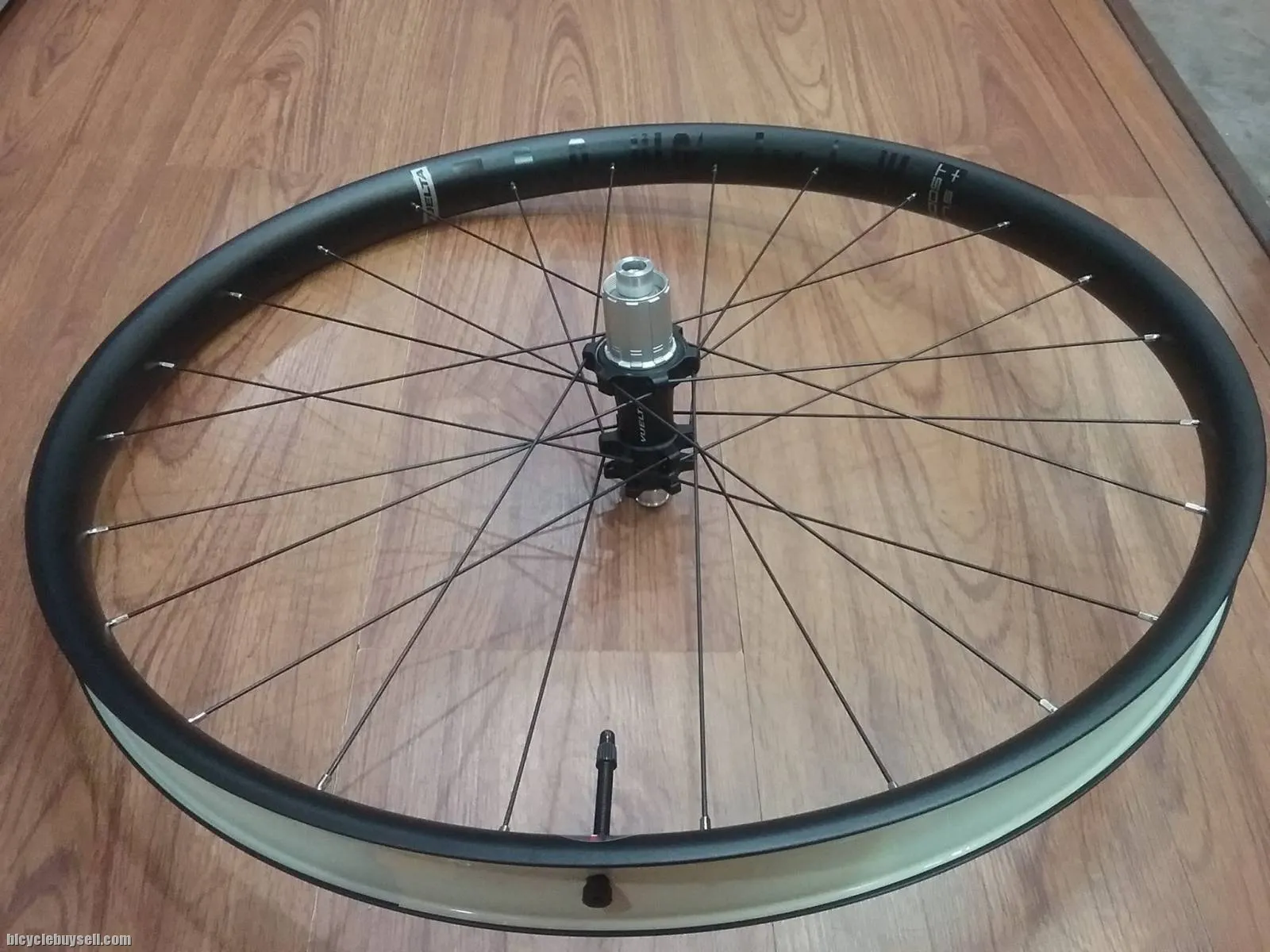 Vuelta Hyperlite Boost 27.5 Plus tubeless ready