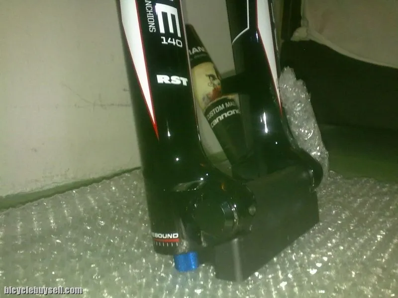 RST Deuce 140mm Travel M.T.B Air Forks 26er (FREE Syncros FR50 1.5" Stem)