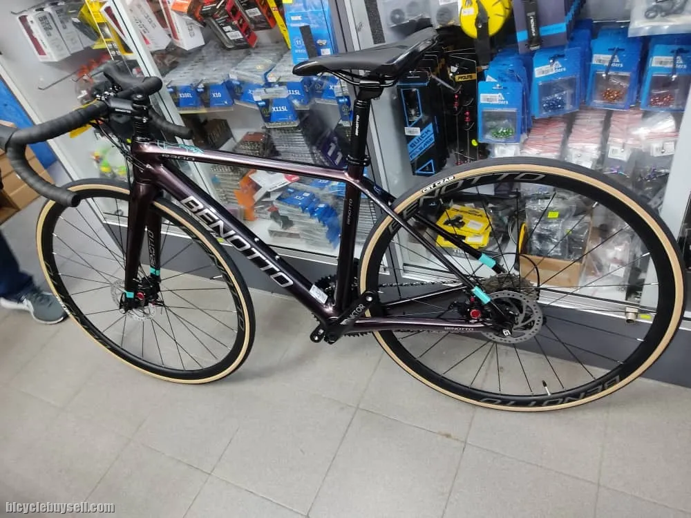 BENOTTO CARBON DISC BRAKE R300 ROAD BIKE
