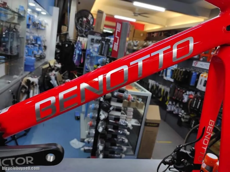 BENOTTO CARBON DISC BRAKE R300 ROAD BIKE