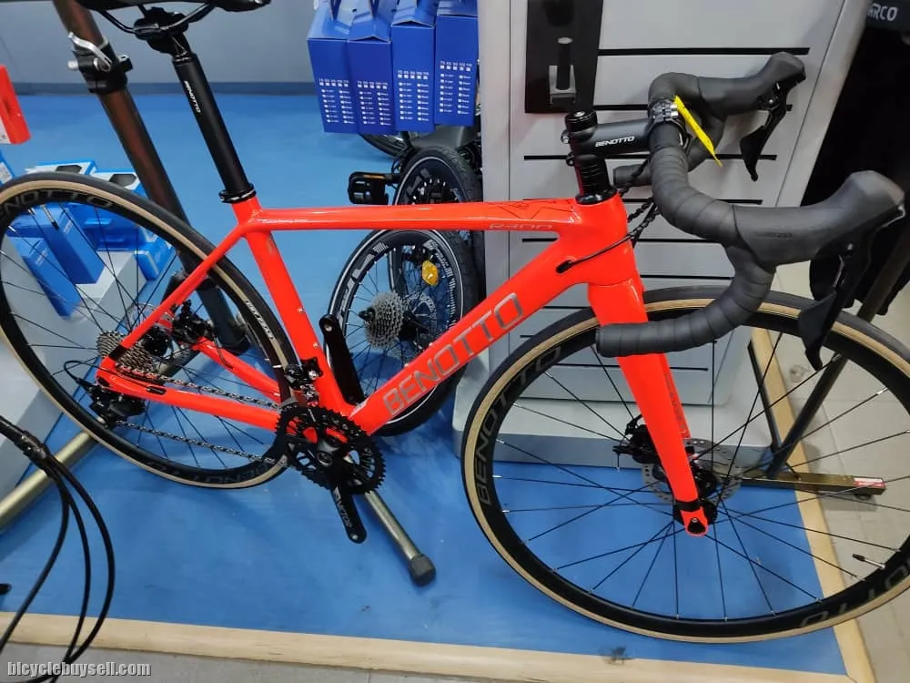 BENOTTO CARBON DISC BRAKE R300 ROAD BIKE