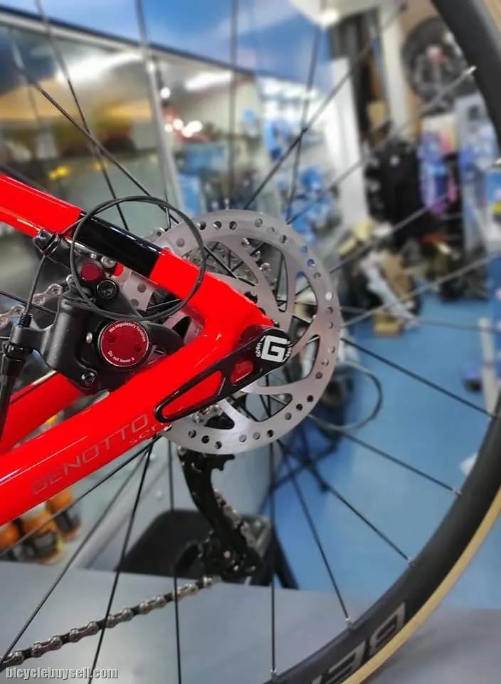 BENOTTO CARBON DISC BRAKE R300 ROAD BIKE