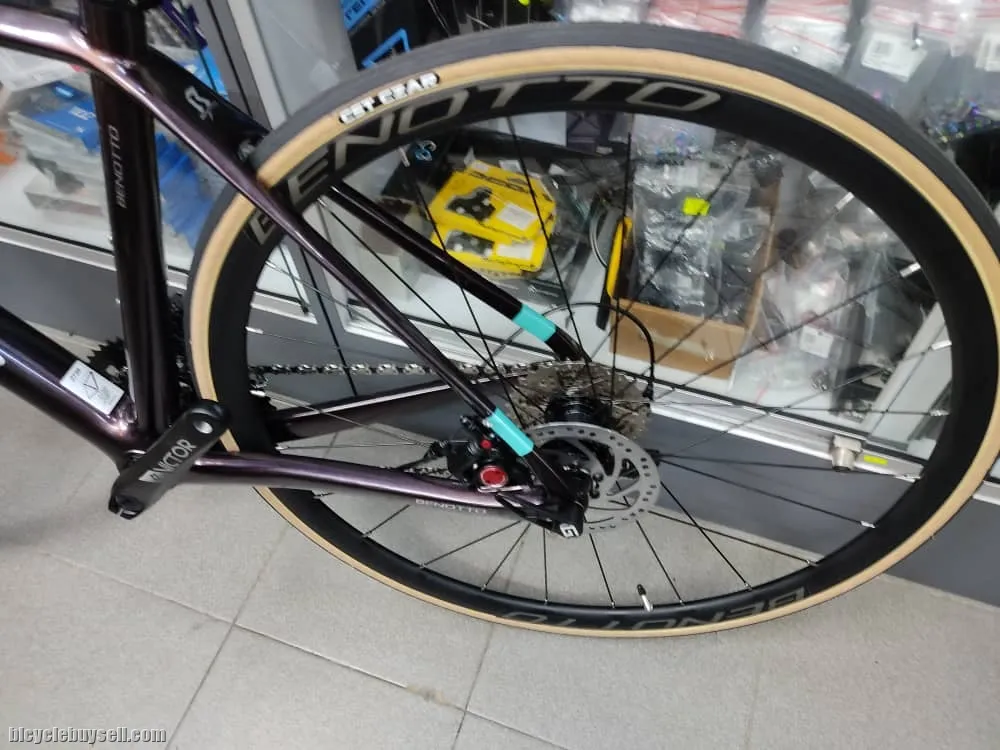 BENOTTO CARBON DISC BRAKE R300 ROAD BIKE