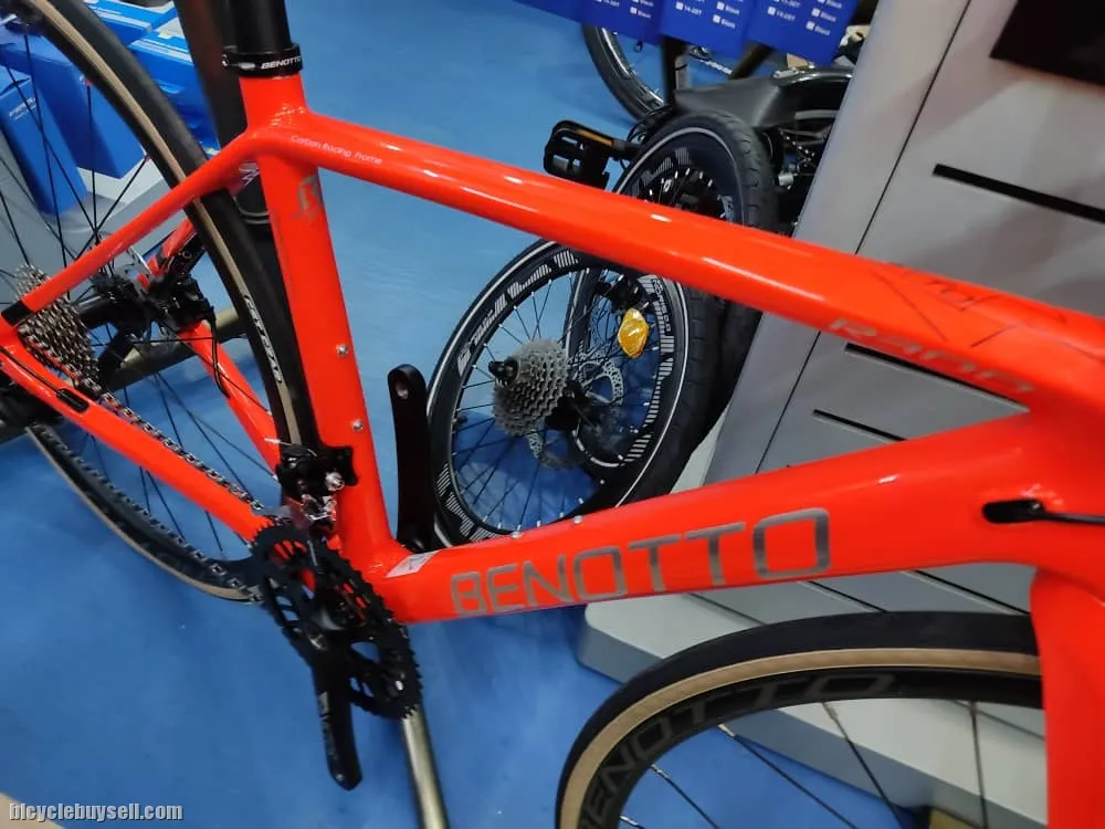 BENOTTO CARBON DISC BRAKE R300 ROAD BIKE