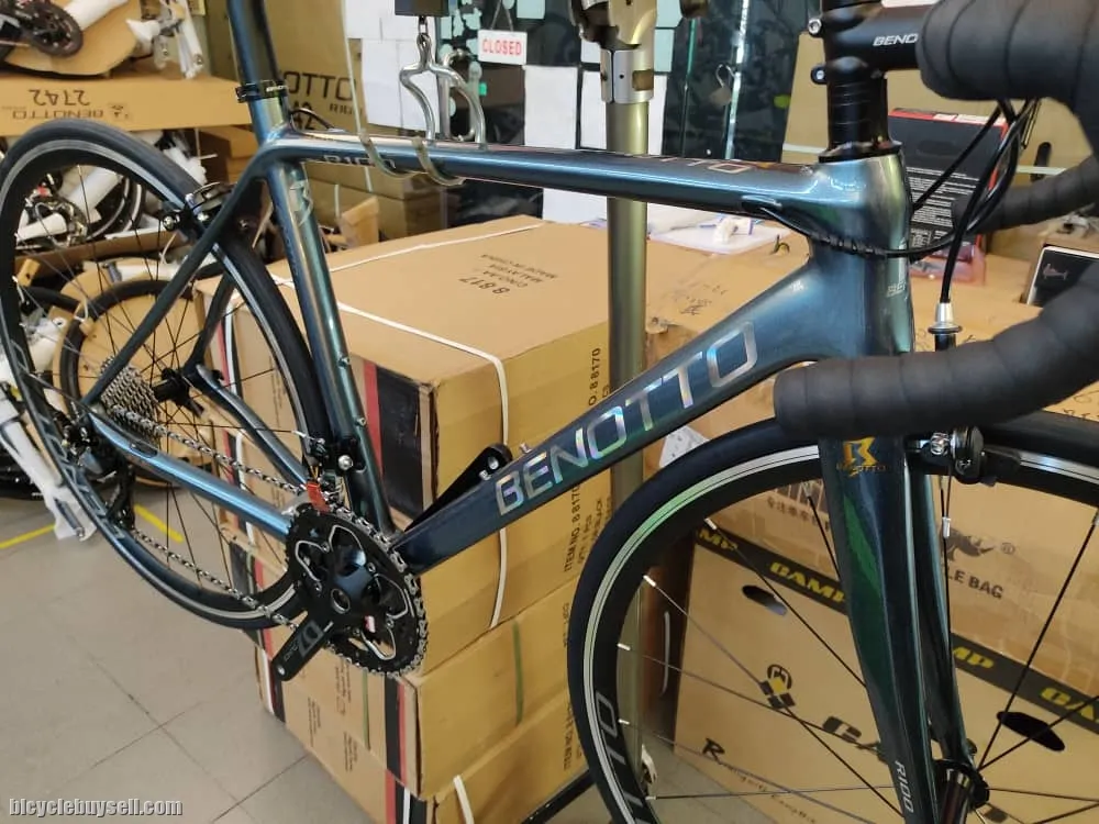 BENOTTO R100 CARBON ROAD BIKE WITH SHIMANO 105