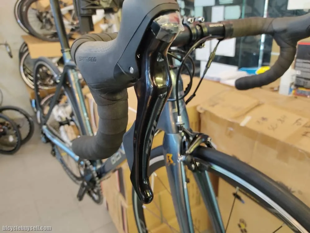 BENOTTO R100 CARBON ROAD BIKE WITH SHIMANO 105