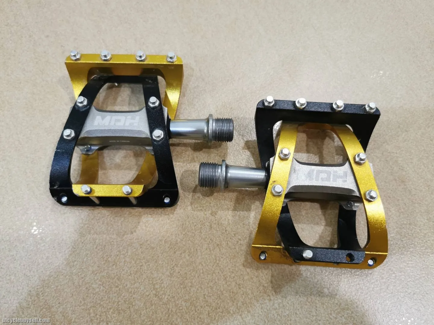 MDH PVB01 Pedals - Gold/Black