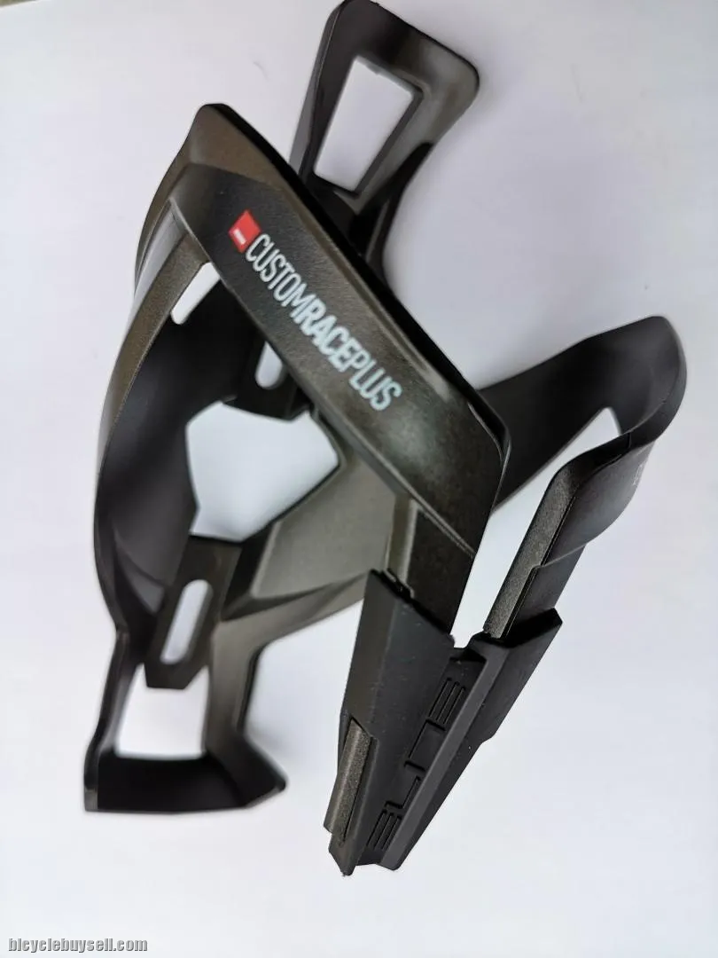 Elite Custom Race Plus bottle cage