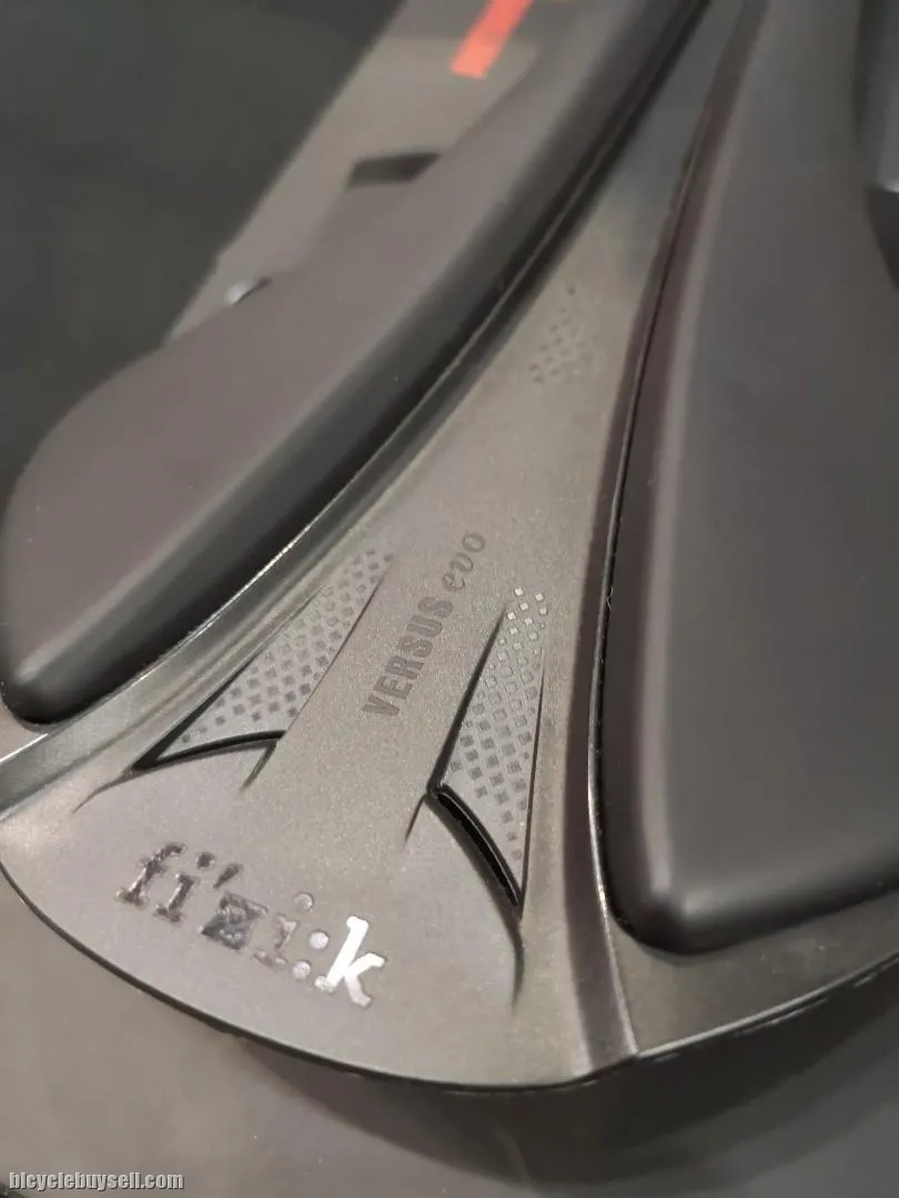 fi'zi:k Antares R1 VS EVO saddle