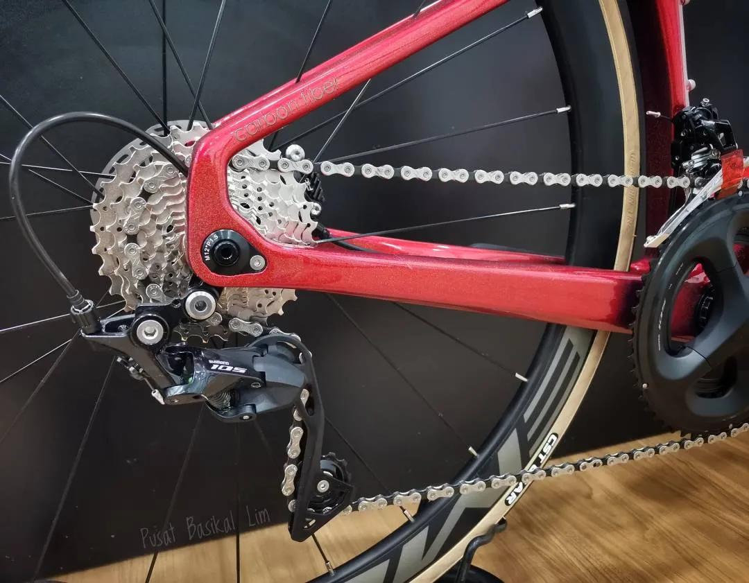 EMC Equip R3.3 Disc Carbon Road Bike