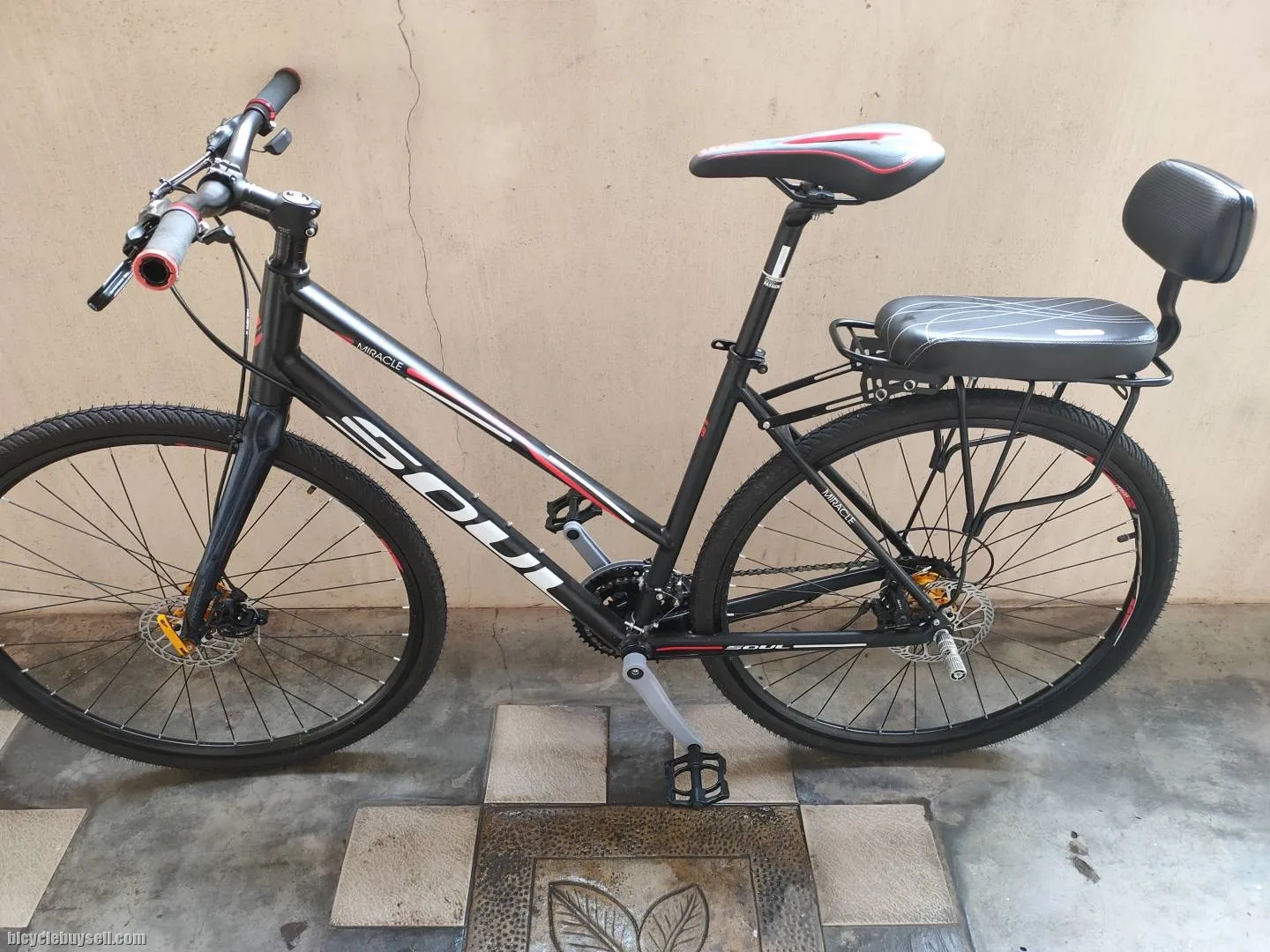 Beautiful 700c hybrid touring bike 24sp