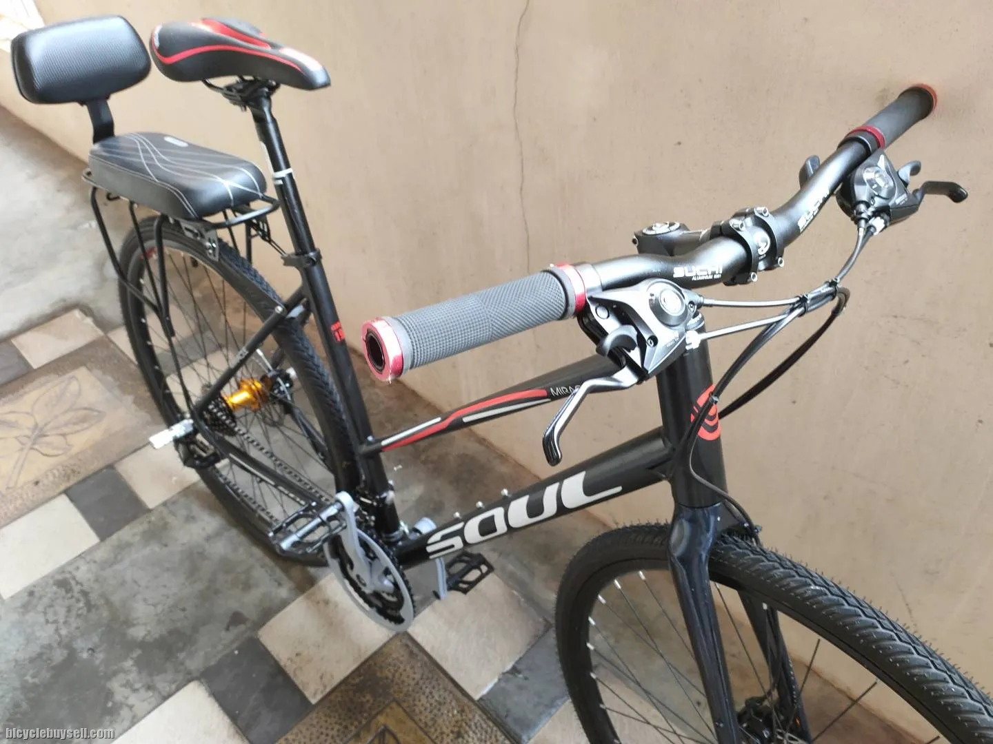 Beautiful 700c hybrid touring bike 24sp