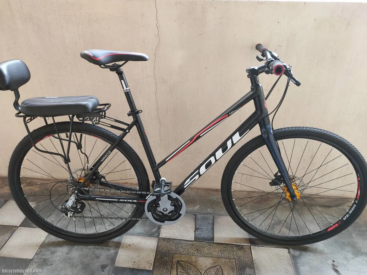 Beautiful 700c hybrid touring bike 24sp