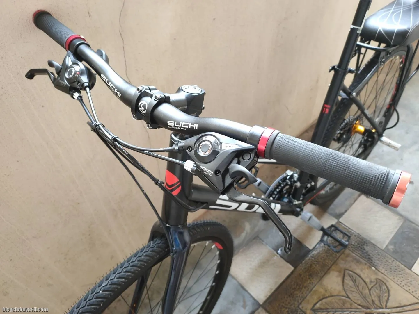 Beautiful 700c hybrid touring bike 24sp