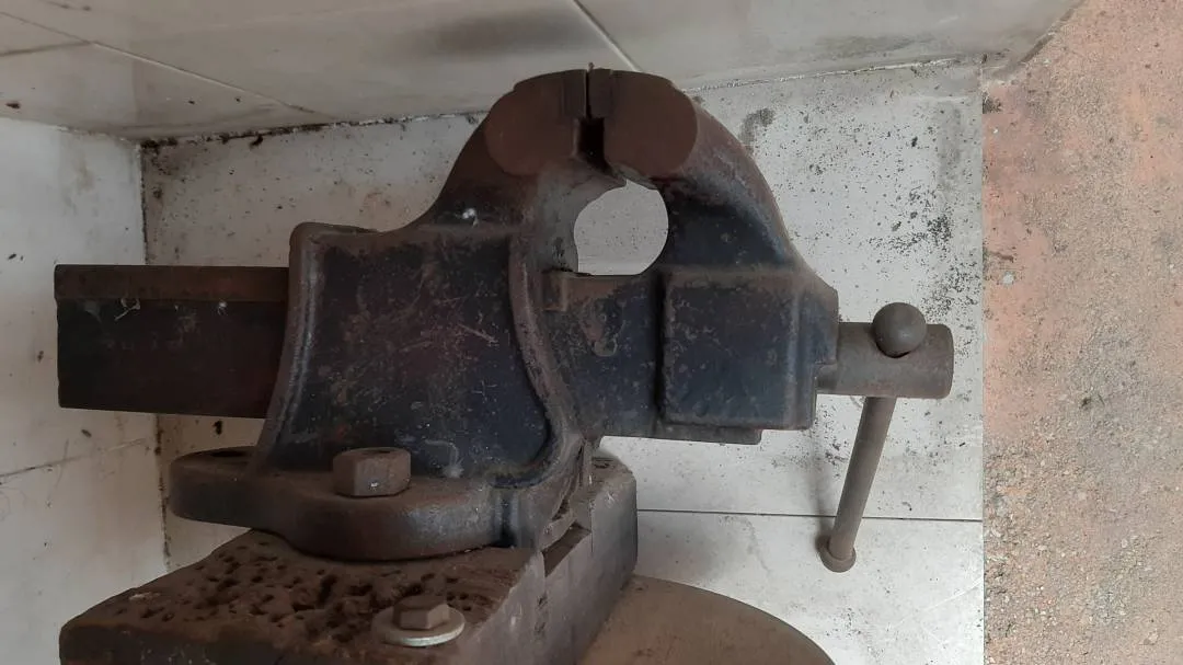 Steel table vice. Used.