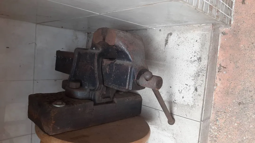 Steel table vice. Used.