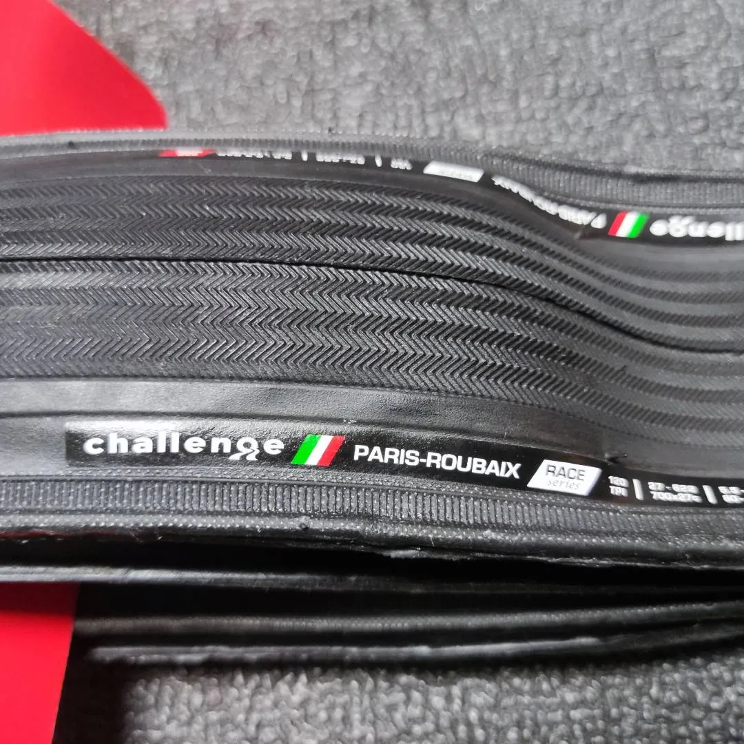 Challenge Paris Roubaix 700 x 27c Clincher Road Tire ( 1Pair )