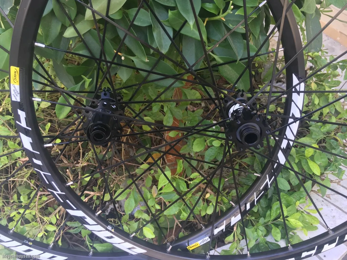 MAVIC CROSSRIDE 29" MOUNTAIN FRONT &amp; REAR WHEELSET FRONT 15X100MM THRU AXLE REAR 135MM QR (WHITE)
