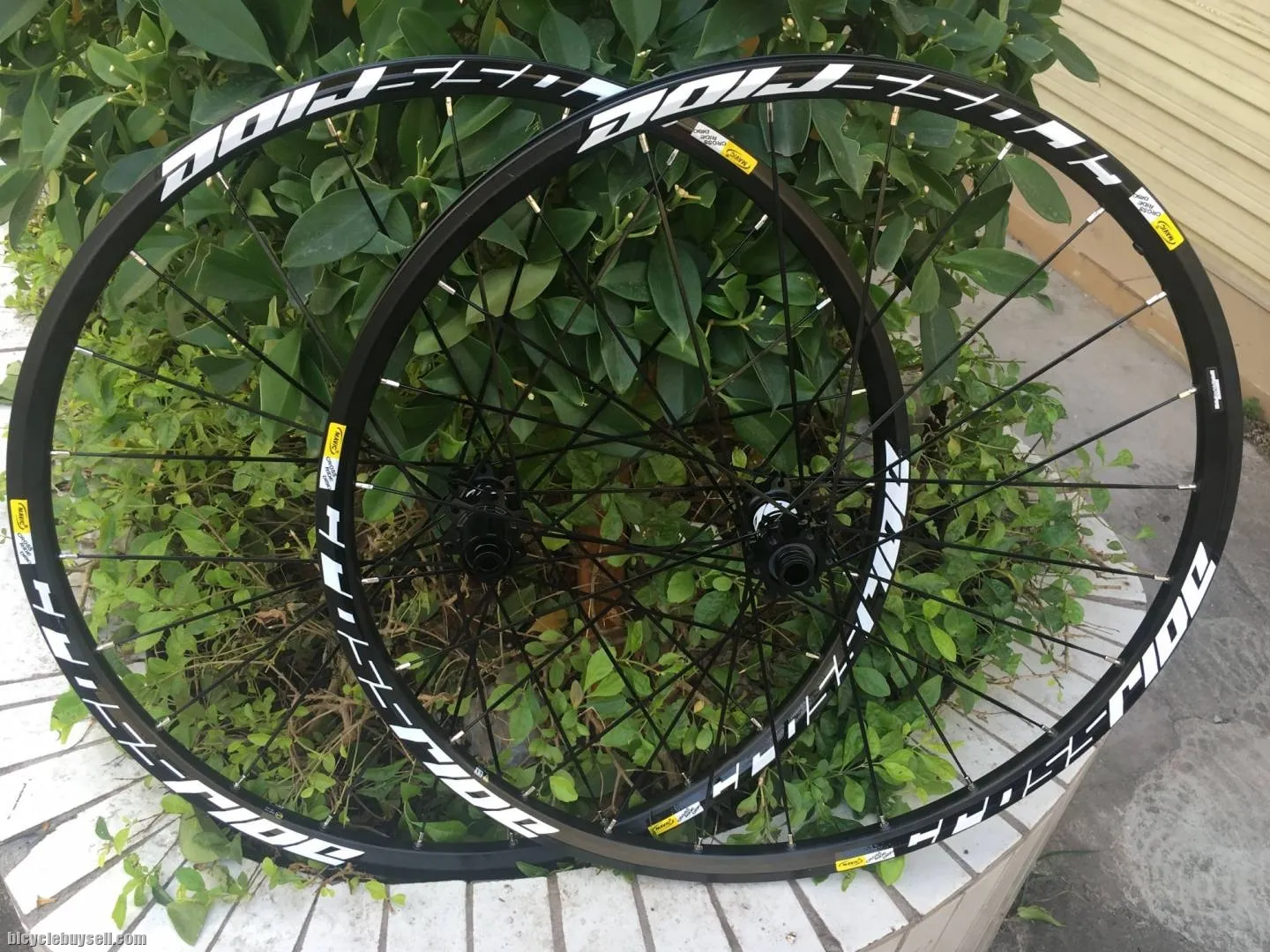 MAVIC CROSSRIDE 29" MOUNTAIN FRONT &amp; REAR WHEELSET FRONT 15X100MM THRU AXLE REAR 135MM QR (WHITE)