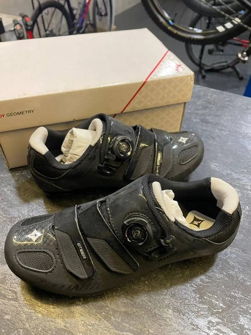 SPECIALIZED ROAD BIKE SHOE SELLING CHEAP CHEAP !
