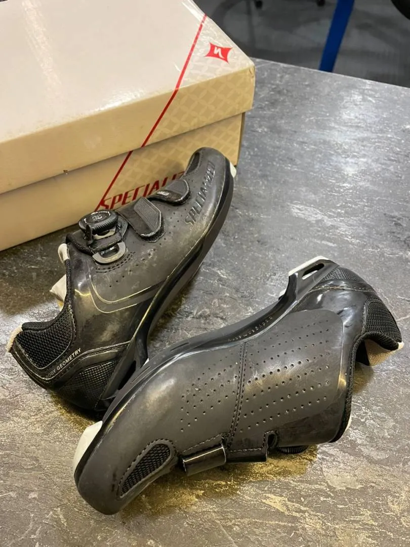 SPECIALIZED ROAD BIKE SHOE SELLING CHEAP CHEAP !