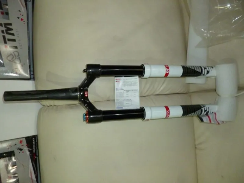 Last unit Clearance Sale at RM1999nett - DT Swiss XMM120mm Travel - Carbon Steerer Tube/Crown