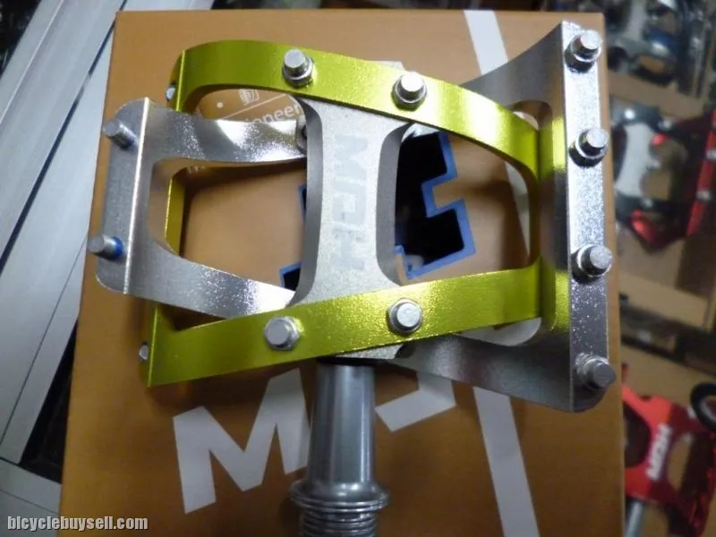 MDH PVB01 - Apple Green/Silver - 100% CNC with Aluminium Pins - Superlight Sealed Bearing Pedals