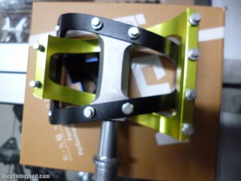 MDH PVB01 - Apple Green / Black - 100% CNC with aluminium pins - Superlight SEaled Bearing PEdals