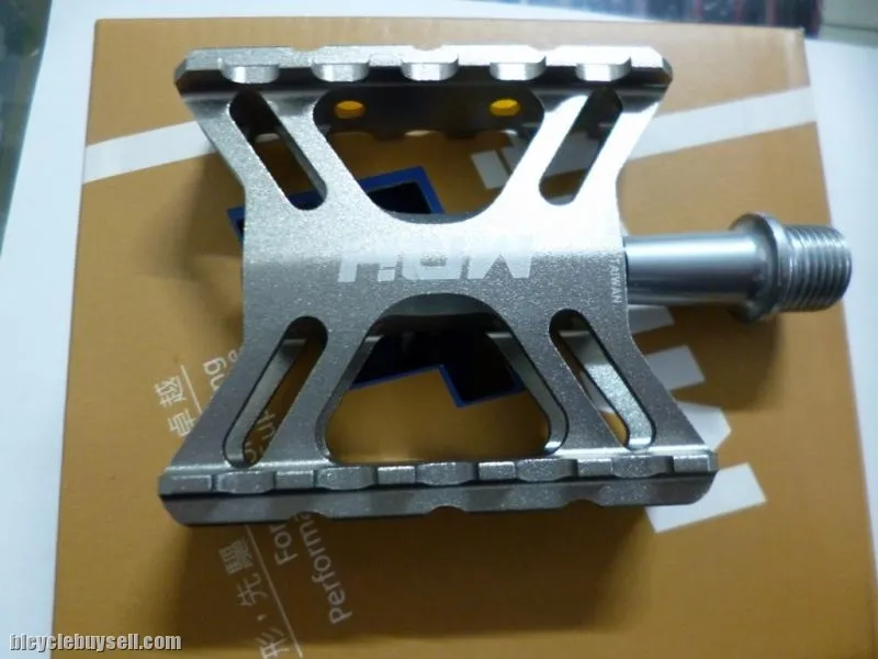 MDH PCB04 - Titanium Color - 100% CNC with Aluminium Pins - Superlight Sealed Bearing PEdals