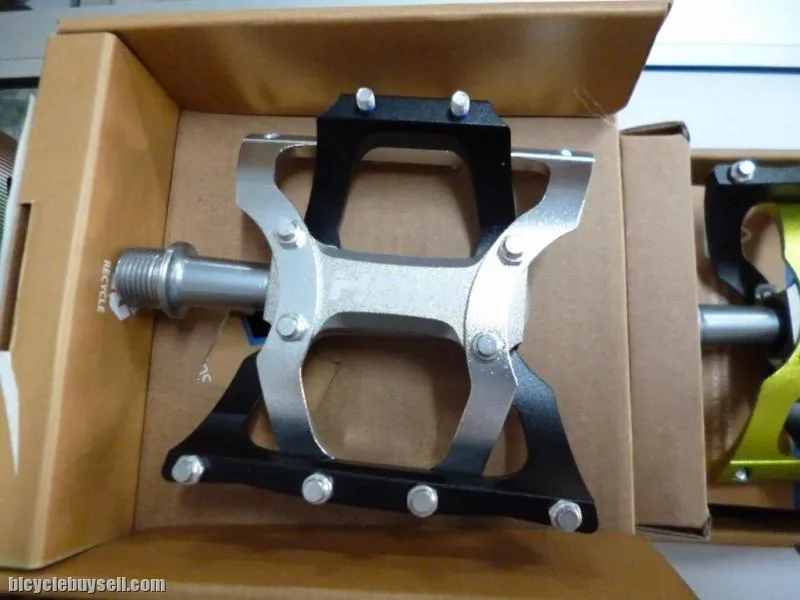 MDH PVB02 - Variety of Colors - 100% CNC with aluminium pins - superlight sealed bearing pedals