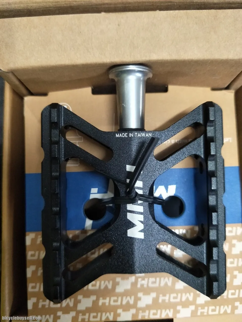 Pedal used in only one event for test ride - letting go cheap - guatanteed in good condition