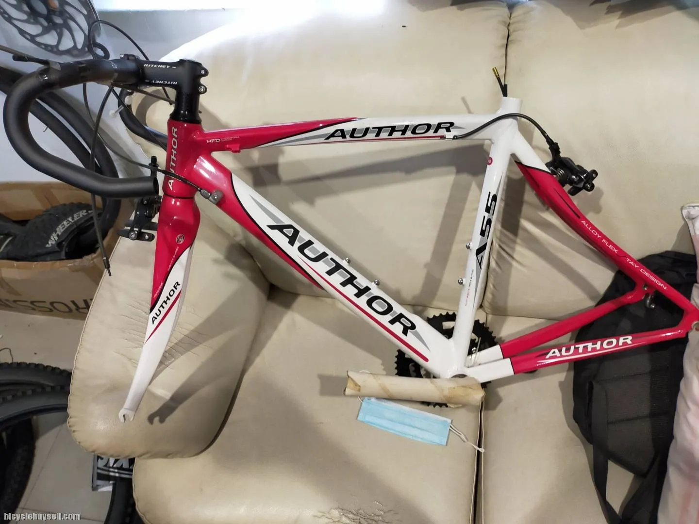 AUTHOR A55 WITH CARBON FORK, HEADSET, FSA GOSSAMER CRANKSET N BB, RITCHEY LOGIC BAR AND RITCHEY COMP