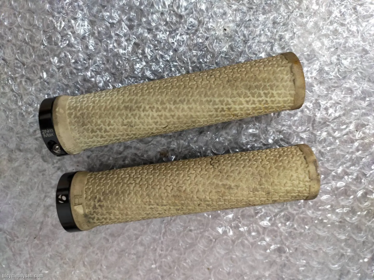 Bontrager used grip with lock on