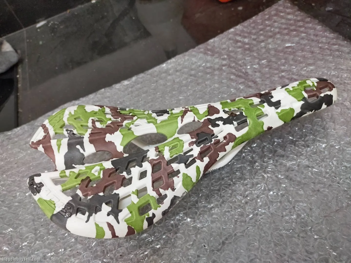 SADDLE SUPER LIGHT COMBAT - USED 1 MONTH ONLY