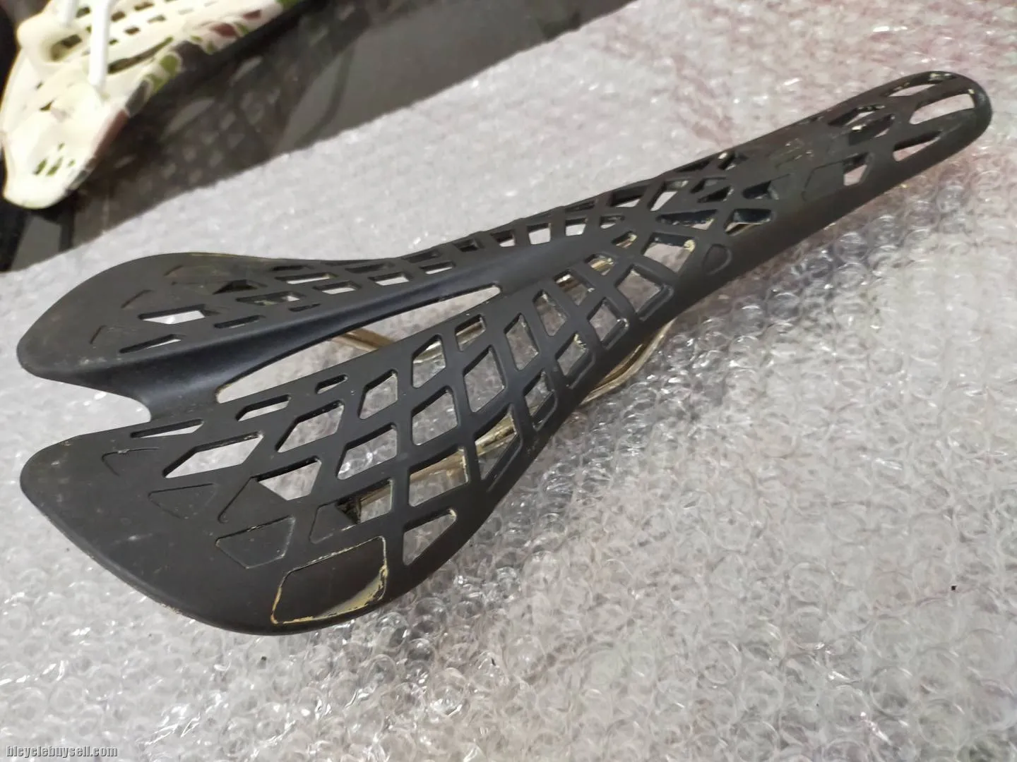 DARAGON BACK ULTRALIGHT SADDLE - USED ONLY LESS THAN 1 MONTH