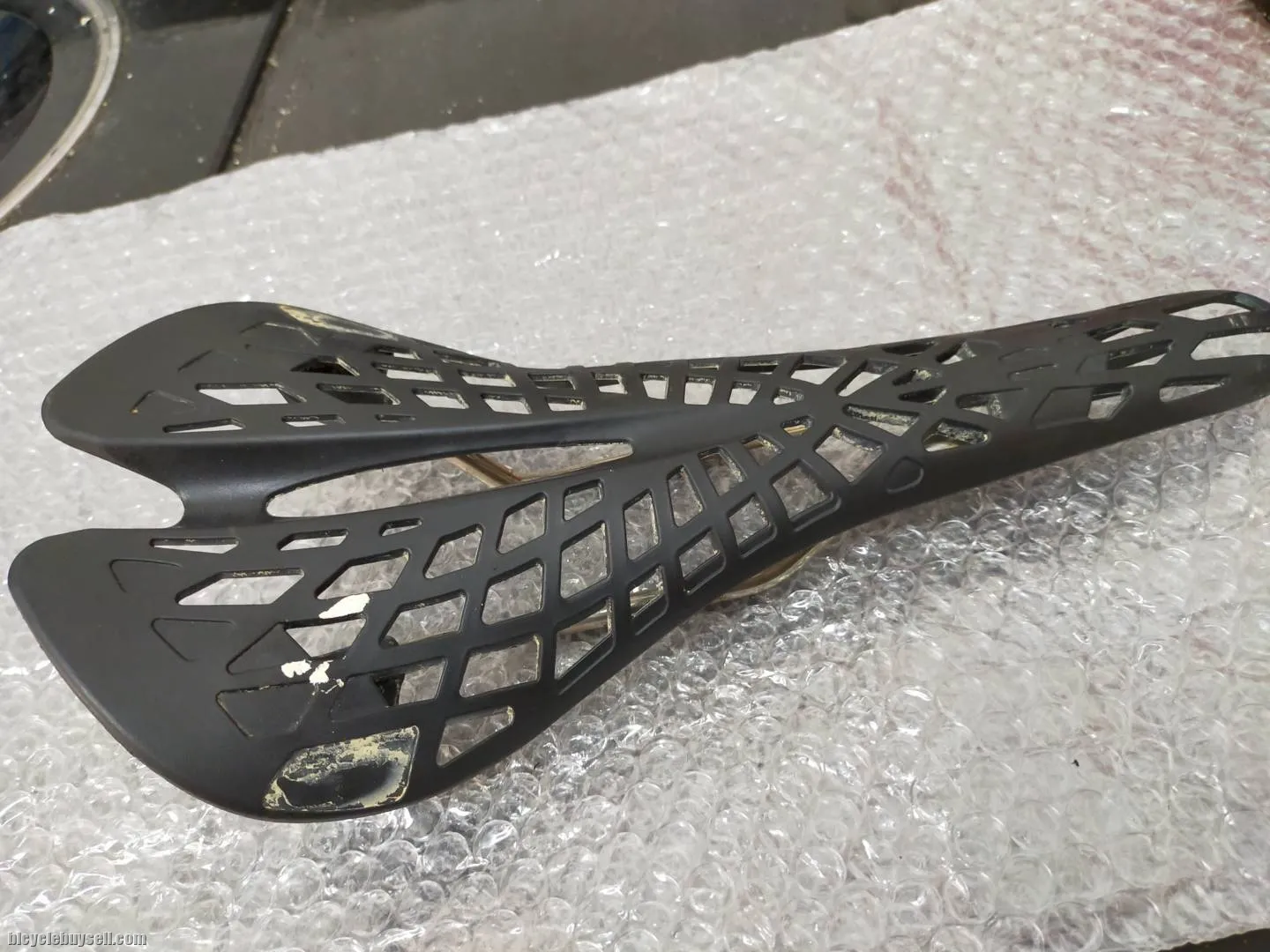 DARAGON BACK ULTRALIGHT SADDLE - USED ONLY LESS THAN 1 MONTH