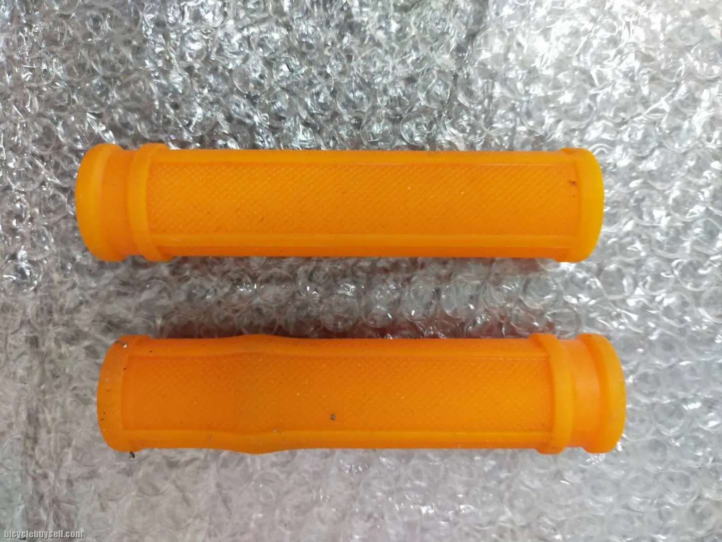 ALERO SILICONE GRIP SUPER COMFORT - USED ONE RIDE ONLY
