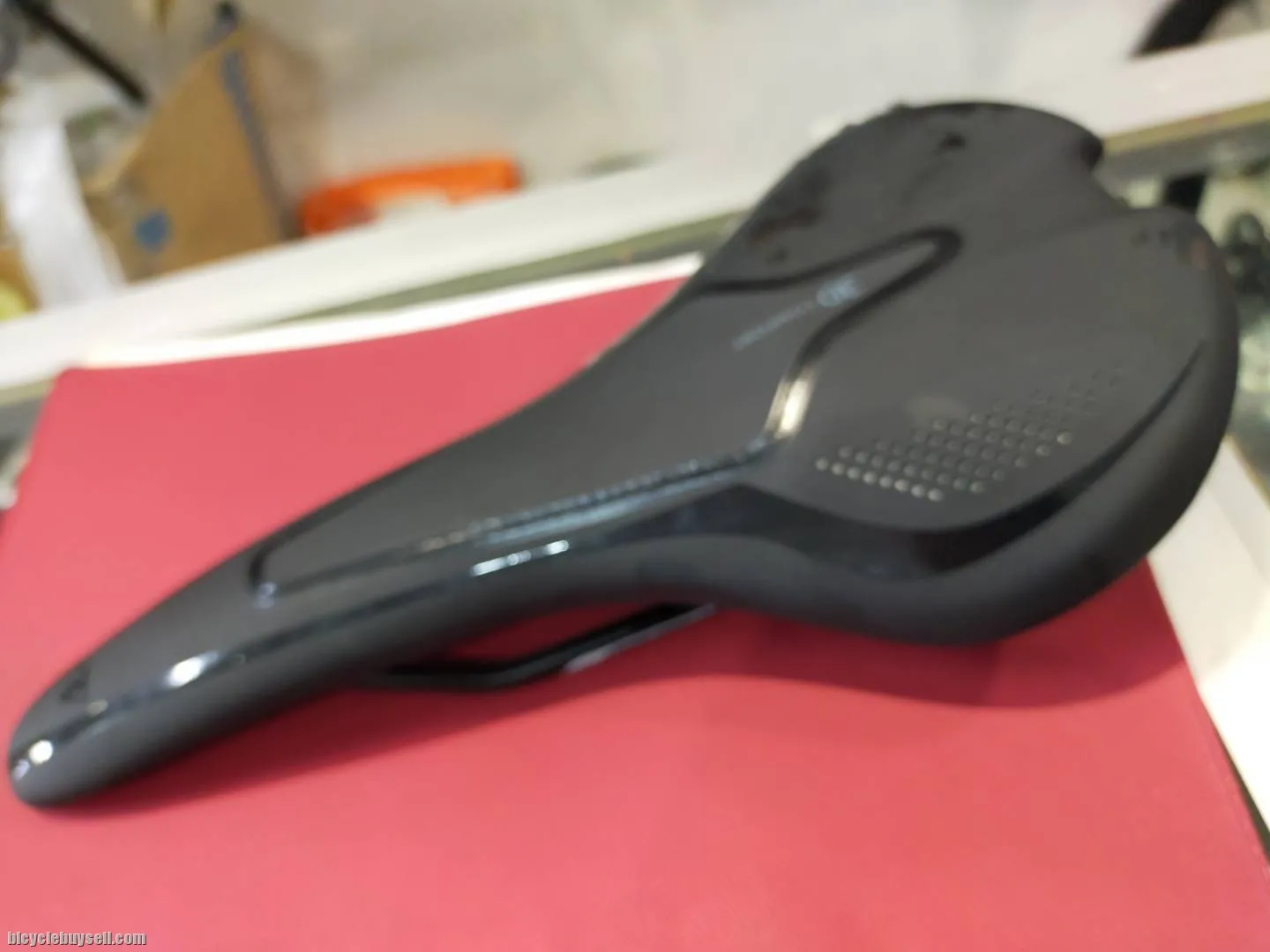 TOPEAK FREE XX SADDLE JUST USED ONE RIDE - SMALL FALL GOT A BIT DEEP SCRATCH AS PER PHOTO