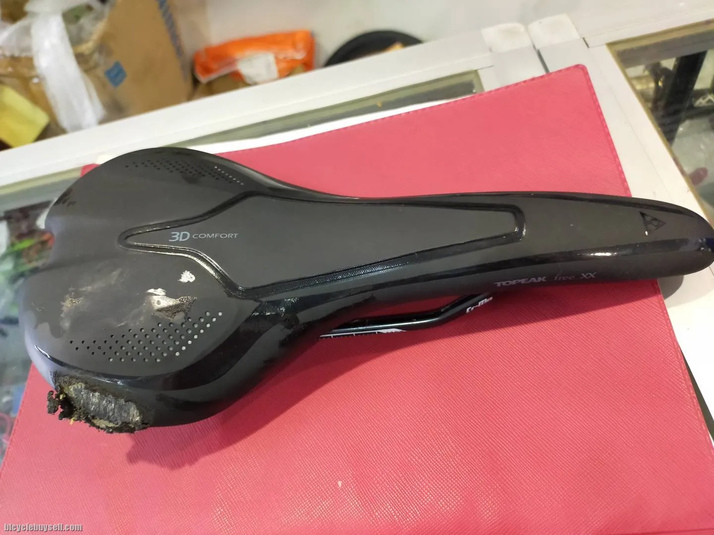 TOPEAK FREE XX SADDLE JUST USED ONE RIDE - SMALL FALL GOT A BIT DEEP SCRATCH AS PER PHOTO