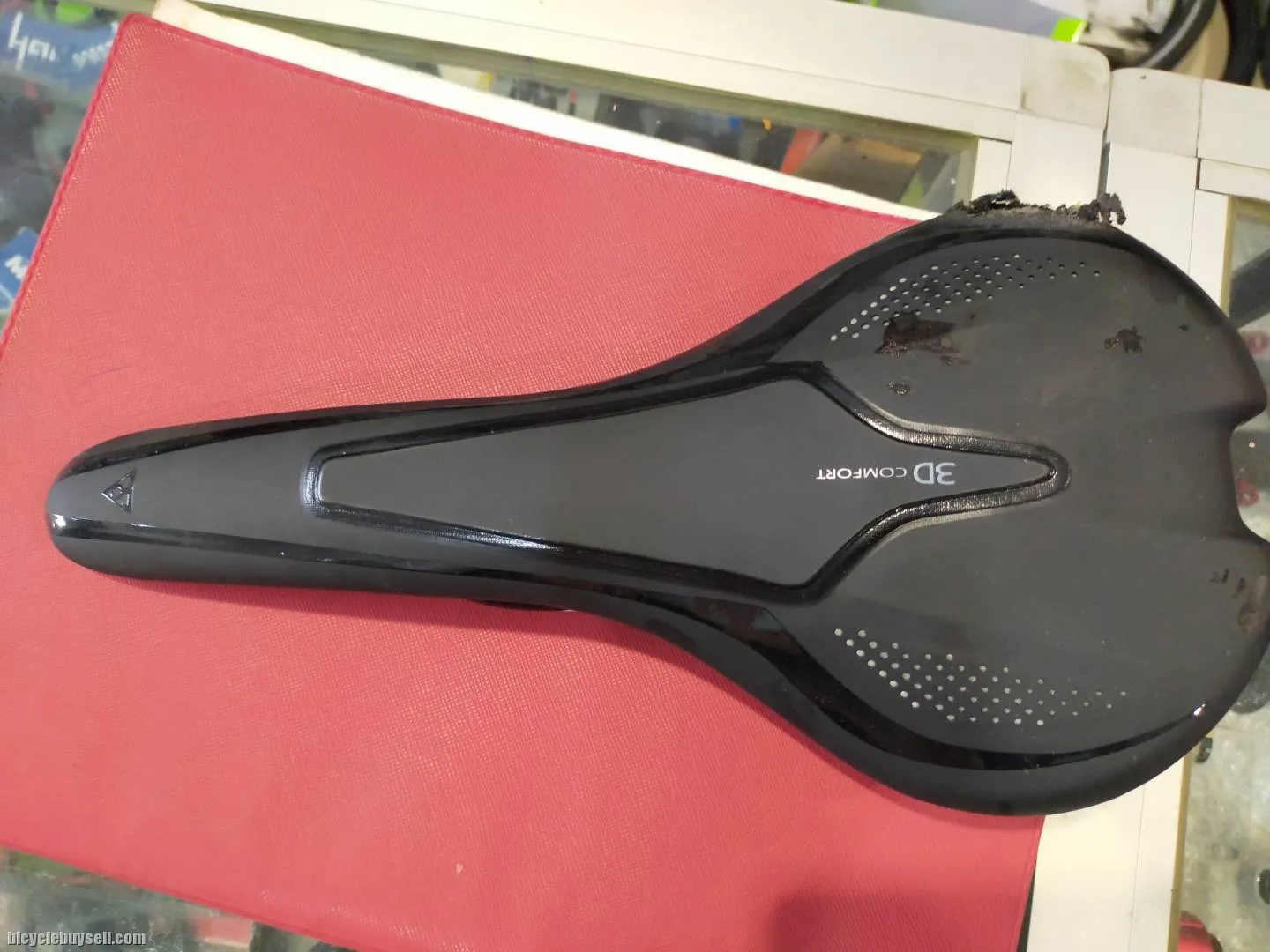 TOPEAK FREE XX SADDLE JUST USED ONE RIDE - SMALL FALL GOT A BIT DEEP SCRATCH AS PER PHOTO