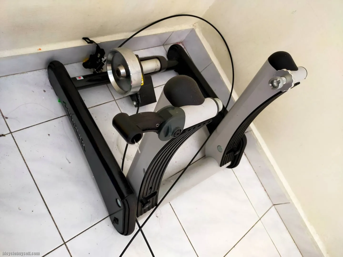 MINOURA LR541 TRAINER - USED ONLY 2 RIDES (BOUGHT NEW AT RM1198 JUST ONE MONTH AGO) PREMIUM QUALITY