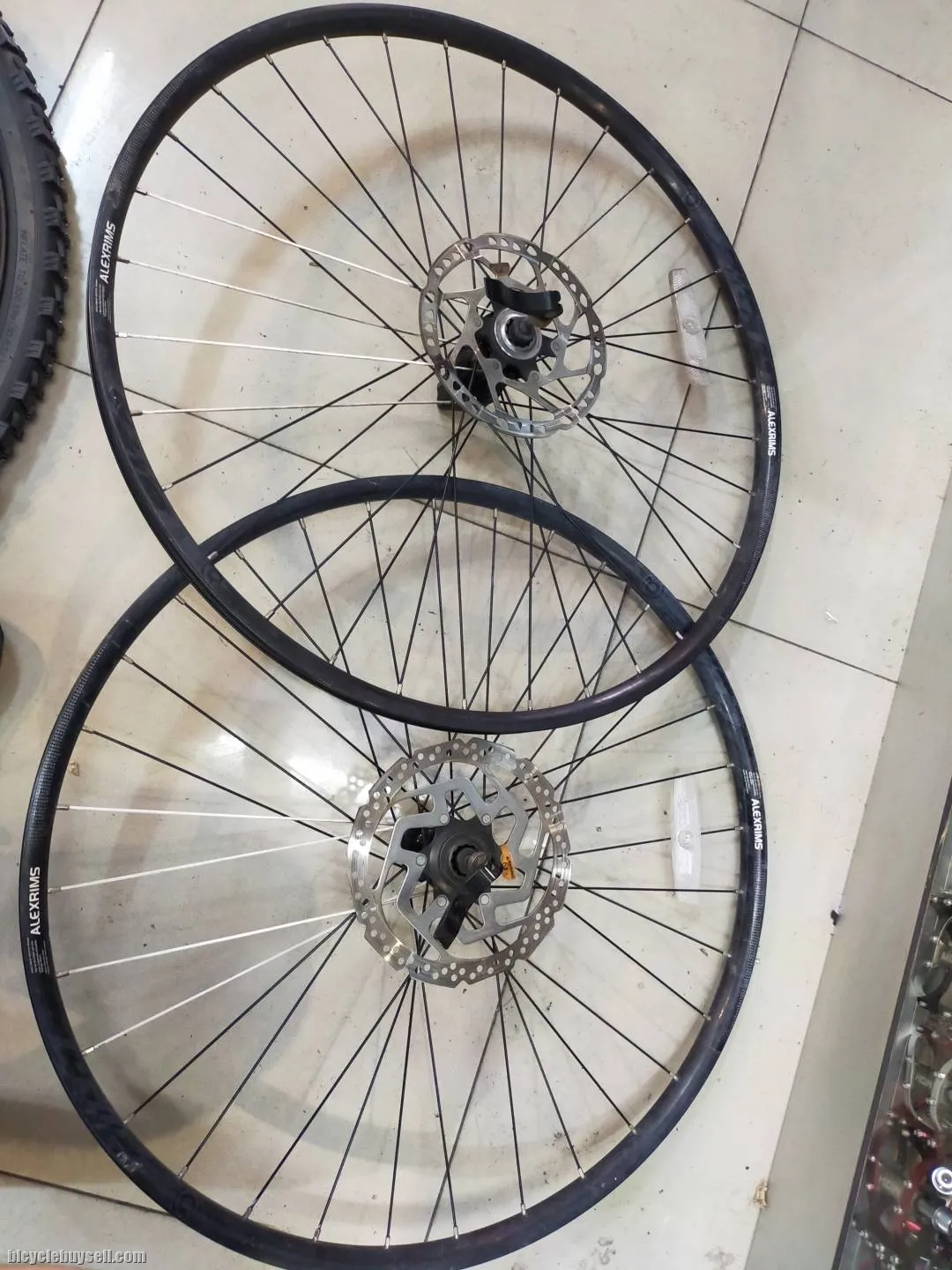 Shimano hubset, shadar spokes, alexrim 27.5 650b wheelset ready with rotors - used 5 months