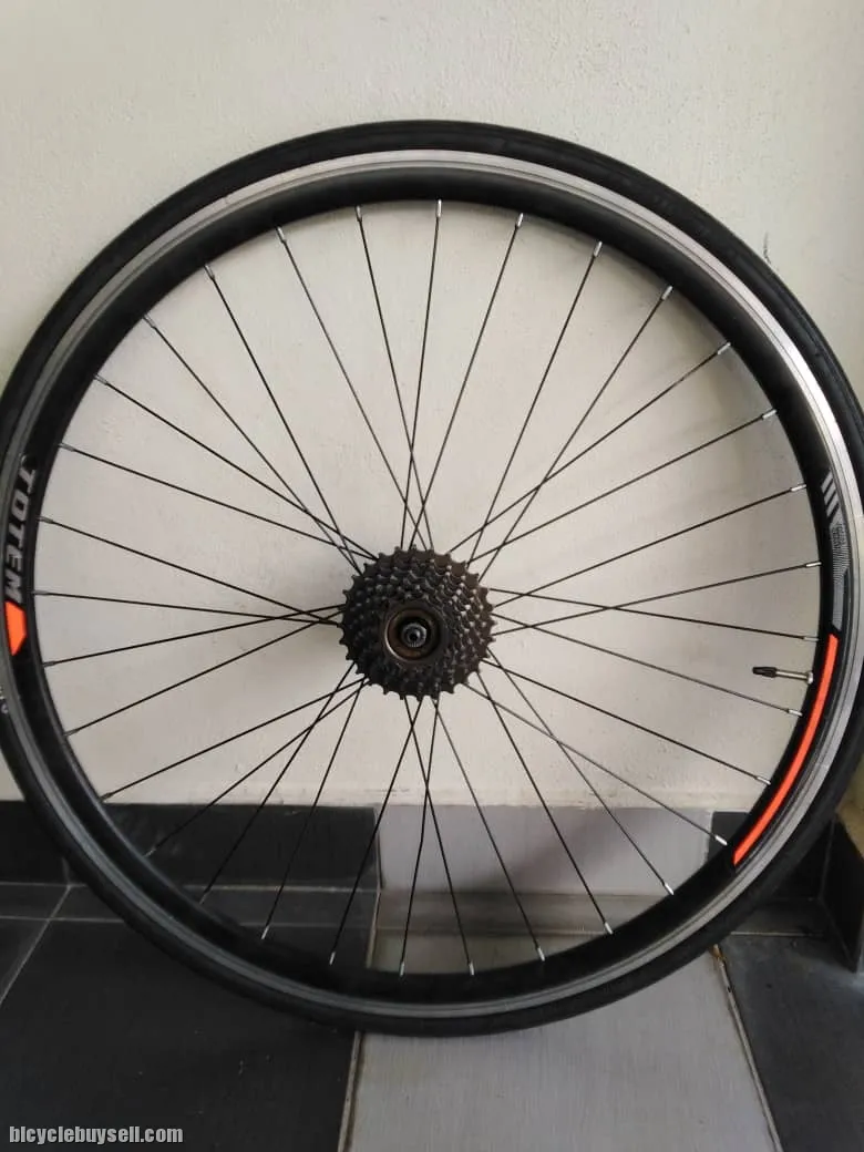 Totem wheel and tire rear with 7 speed cassete